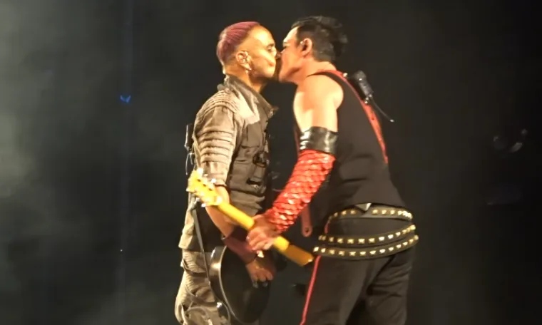 U srpnju 2019., na koncertu u Moskvi u Rusiji, gitaristi Paul Landers i Richard Kruspe poljubili su se na pozornici dok su svirali svoju pjesmu &quot;Ausländer&quot;. Trenutak je bio izravni protest protiv ruskih zakona koji ne priznaju LGBTQ+, od kojih je jedan donio Vladimir Putin 2013. godine. 