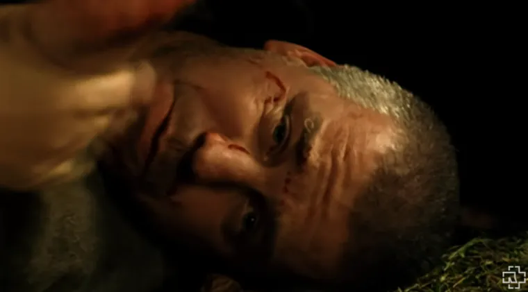Idemo dalje, &quot;Rosenrot&quot; je pjesma o djevojci koja nagovara svećenika da napadne njezine roditelje. Iako je koncept svakako intenzivan, članovi Rammsteina nisu bili zadovoljni pjesmom i htjeli su nešto malo zanimljivije za video. Odlučili su miksu dodati flagelaciju, izostavivši sve specijalne efekte pa su te efekte stvorili sami...