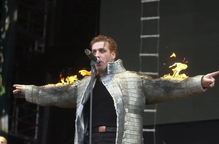 U intervjuu za Playboy Till Lindemann je kazao: &quot;Jednom su obožavatelji stvarno mislili da gorim. Izmislili smo scenu kao da imam nesreću i da mi noga gori. Flake je došao s aparatom za gašenje požara, ali sadržavao je zapaljivi prah. Bio sam u plamenu, glazba je završila, upalila su se svjetla u prostoriji. Otkotrljao sam se po pozornici, a asistenti su došli s pravim aparatima za gašenje požara. To smo radili na 20 nastupa, ali morali smo prestati jer su obožavatelji smatrali da je to previše i negodovali su na internetu.&quot;