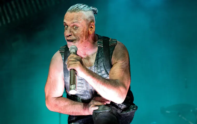 Vjerojatno ne biste očekivali da će tip s tako kontroverznim tekstovima i nastupima biti posebno uključen u dječji svijet, ali pjevač Till Lindemann je zapravo igrao ulogu u njemačkom dječjem filmu pod nazivom &quot;Amundsen der Pinguin&quot;. Film je bio o mladoj djevojci i njezinom ujaku znanstveniku koji pokušavaju zaštititi pingvina od lovaca na blago, a Lindemann glumi lika po imenu Victor kojeg ugrize pingvin.