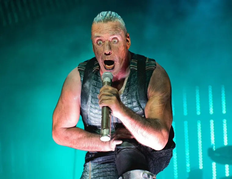 U lipnju 2016. Rammstein je nastupio u Moskvi. Tijekom turneje ruski promotori prišli su Tillu Lindemannu i gurnuli mu iPhone u ruke. Na ekranu telefona bljeskalo je lice ruskog predsjednika te je pisalo da se radi o poklonu &quot;s pozdravom od Vladimira Putina!&quot; Kad su Lindemanna upitali kako mu se sviđa Moskva, podigao je palac gore i rekao da je to odličan grad.