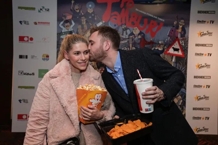 &quot;To je izgledalo da ni sami nismo znali što se zbiva, tako da smo skrivali praktički i od sebe samih, a ne od kolega. Iz velikog prijateljstva rodila se ljubav, i mogu vam reći da je to jako lijep put. Otkrili smo kolegama nakon mjesec-dva&quot;, prisjetio se Otašević.
