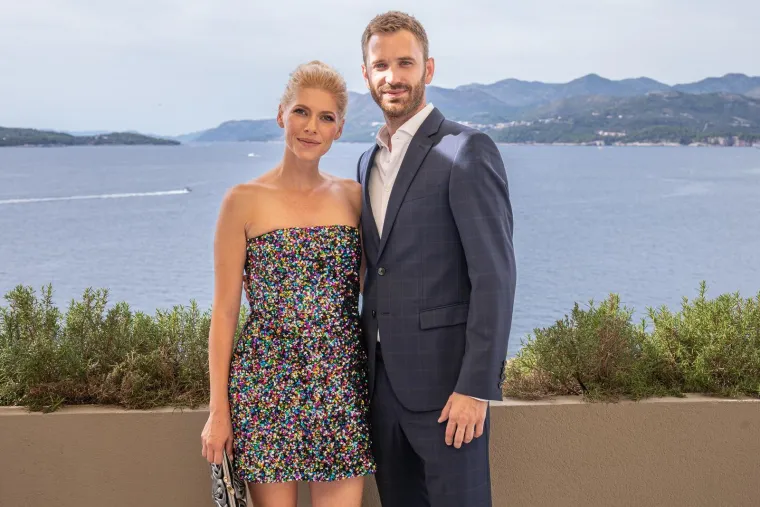Par su inače posljednjih mjeseci pratile glasine o prekidu, koje je Jelena nedavno opovrgnula. Ipak, Momčilo je već prethodno rekao kako mu fali što ne provodi više vremena s djecom: &quot;Jelenina podrška je maksimalna. Bila je angažirana i bit će opet vrlo brzo. Dosad je morala nekoliko uloga odbiti zbog cjelokupne situacije, zbog dvoje male djece. Na kraju krajeva bit ću otvoren i reći da su muški honorari uvijek veći. To je grozna realnost. I onda u ovoj situaciji kada mladi bračni par, mladi u smislu friški u braku, ima dvoje male djece, tu je i Lota od 13 godina koja je s nama, odlučimo da se ja posvetim poslu jer je honorar veći. Nekad se dogodi, pogotovo sad kad imam djecu, da prihvatim i nešto što mi se ne sviđa jer moram jer sad se brinem za peteročlanu obitelj. Mislio sam kad sam prvo dijete dobio, bit će to bolje, bit će to lakše. Neće. Samo mi je teže, samo više posla imam i više mi nedostaju. To je jedna od nekoliko mana mog posla. Propuštam puno toga&quot;, rekao je glumac.

