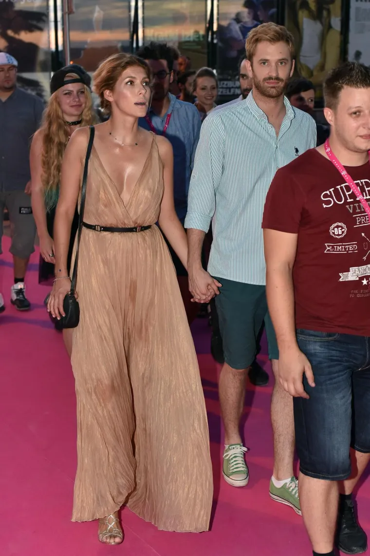 &quot;Žao mi je što nas ljudi često doživljavaju kao da se stalno naslikavamo i mijenjamo haljine i odijela. A mi krvavo šljakamo. Muža ne vidim, znamo se po par dana ne sresti u istom stanu. On ode u 6,7 sati, dođe navečer, a ja imam predstavu. On preuzme djecu, ja se kasno vratim s predstave, a on spava jer rano ujutro ide i to nam je svakodnevica. Čista tvornica, bez fiksnog radnog vremena, već se prilagođavam poslodavcima ovisno o terminu snimanja ili predstave. Puno je lakše kad imaš ustaljeno radno vrijeme, od 8 do 16, jer si možeš organizirati dan, a ovako je - tko preživi, pričat će&quot;, izjavila je jednom.


