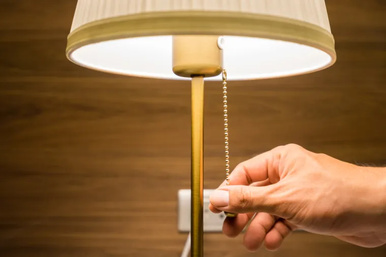 4. Svjetla: Ostavljanje uključenih lampi je čisto bacanje novca. Mnogi ljudi ostave bar jednu upaljenu lampu kako bi djelovalo da je netko kod kuće, ali pametnije je da zamolite nekog prijatelja ili susjeda da svrati ponekad do vašeg stana i uvjeri se da je sve u redu.