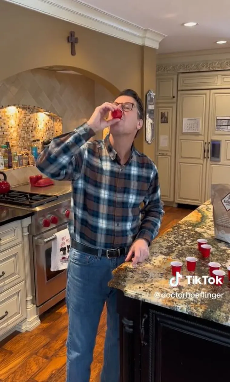 &quot;Trenutno imam 150 ml alkohola u svom sistemu, a na kraju sata ću sagorjeti samo 30 ml, tako da će mi ostati 120 ml alkohola u krvotoku&quot;, objasnio je. Liječnik Hoeflinger je zatim nagnuo još tri čašice zbog &apos;partija&apos;. Napomenuo je da je popio ukupno 250 ml alkohola za dva sata i sagorio oko 60.