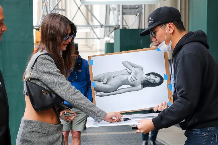 Suknjica na Emily Ratajkowski samo što nije spala dok je potpisivala svoje gole fotke: Da se gumb otkačio - pljas, ode sve!