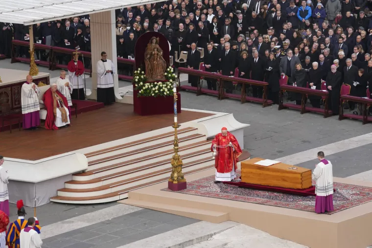 Poznati ispratili bivšeg papu Benedikta XVI. Papa Franjo: 'Neka tvoja radost bude potpuna'