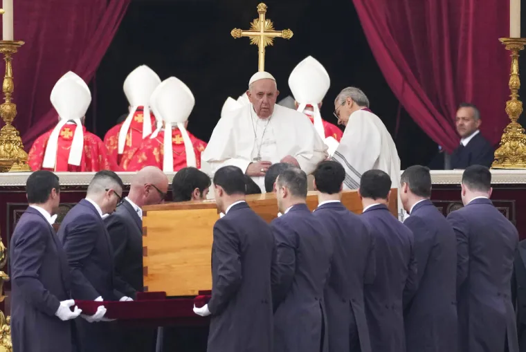 Poznati ispratili bivšeg papu Benedikta XVI. Papa Franjo: 'Neka tvoja radost bude potpuna'