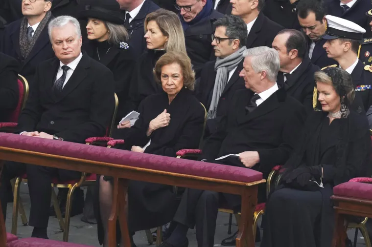 Bivša kraljica Španjolske Sofia,  belgijski kralj Philippe i kraljica Mathilde 