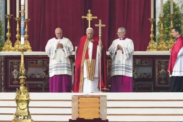 Poznati ispratili bivšeg papu Benedikta XVI. Papa Franjo: 'Neka tvoja radost bude potpuna'