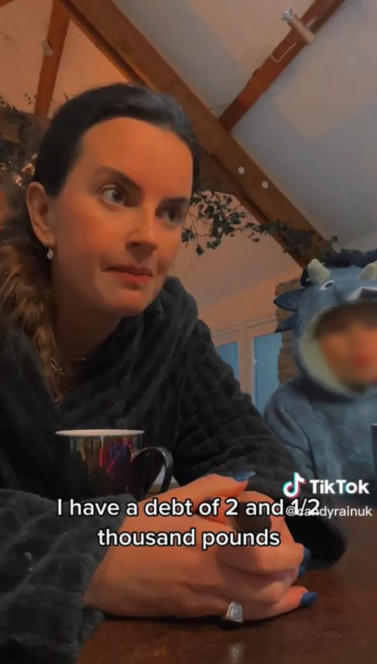 Majka je tvrdila da joj je za sada jedina opcija toplo se odjenuti i ograničiti električnu grijalicu. Unatoč negativnim komentarima koje je dobila, također je dobila puno podrške i pohvala u odjeljcima s komentarima svojih videa. 