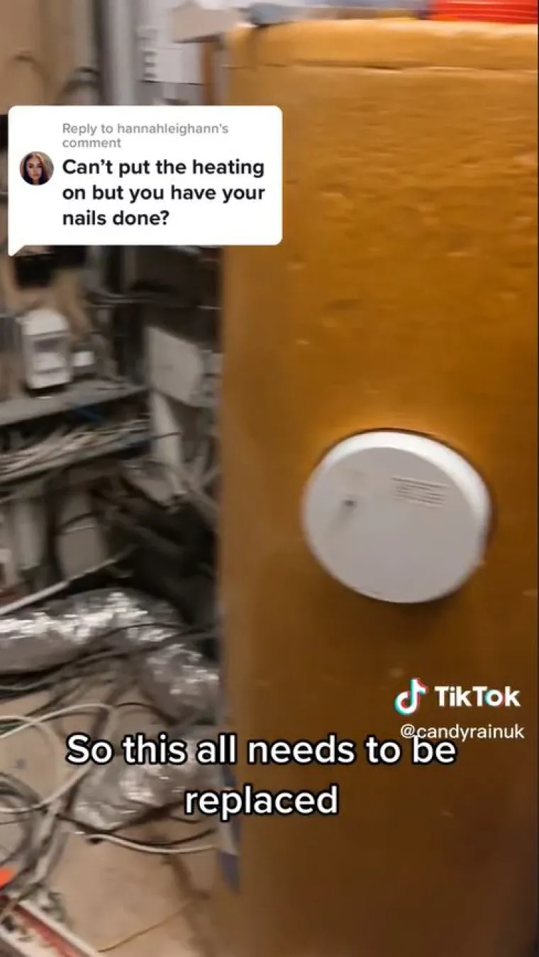 Mnogi roditelji su shvatili koliko je teško uključiti grijanje s krizom troškova života koja još traje. Tako je jedna osoba napisala: &quot;Ljudi govore &apos;uključi grijanje&apos;. Vi stvarno ne shvaćate da je došlo do ogromnog skoka cijena i da su ljudi toliko siromašni da moraju birati hoće li jesti ili će im biti toplo.&quot; Druga osoba je dodala: &quot;Ljudi koji komentiraju da upali grijanje pokazuju ozbiljno neznanje. Žao mi je što prolazite kroz ovo.&quot;