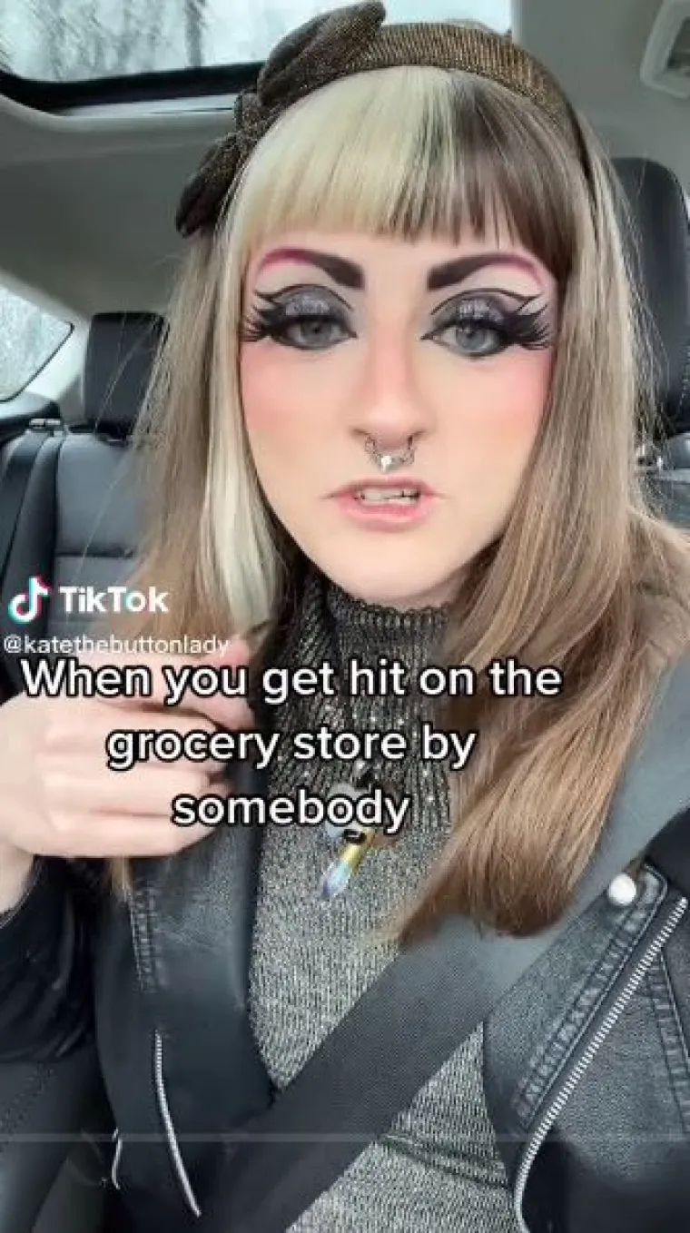 Kate je u videu imala prenaglašenu šminku na očima, piercinge na licu, smeđi rajf na kosi, a svoj emo look naglasila je crnom kožnom motorističkom jaknom. Njen suprug je, pak, bio odjeven sportski i ležerno, a na sebi je imao traperice i nešto što je izgledalo kao smeđi kardigan. &quot;Istinita priča&quot;, naslovila je Kate svoj video.