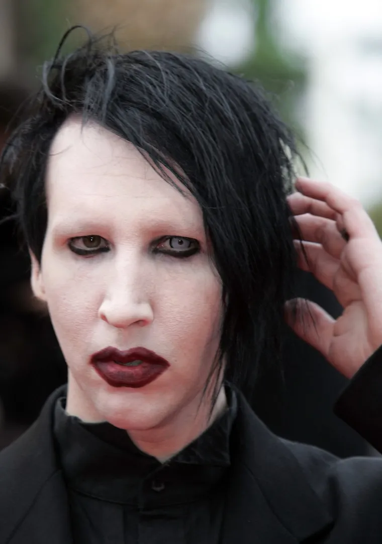 &quot;Ovdje sam danas da razgovaram o Brianu Werneru, svijetu poznatom i kao Marilyn Manson&quot;, kaže Evan Rachel Wood u službenom traileru za HBO dokumentarni film, redateljice Amy Berg, &quot;Rising Phoenix&quot;. U filmu, čija je svjetska premijera održana na Sundance Film Festivalu 2022., Wood govori o navodnom silovanju na setu, na kojem se snimao spot za glazbenikovu pjesmu. Nakon premijere ovog filma, glumica je najavila da će vjerojatno tužiti Mansona, kojega je nekolicina žena već optužila za seksualno uznemiravanje.
