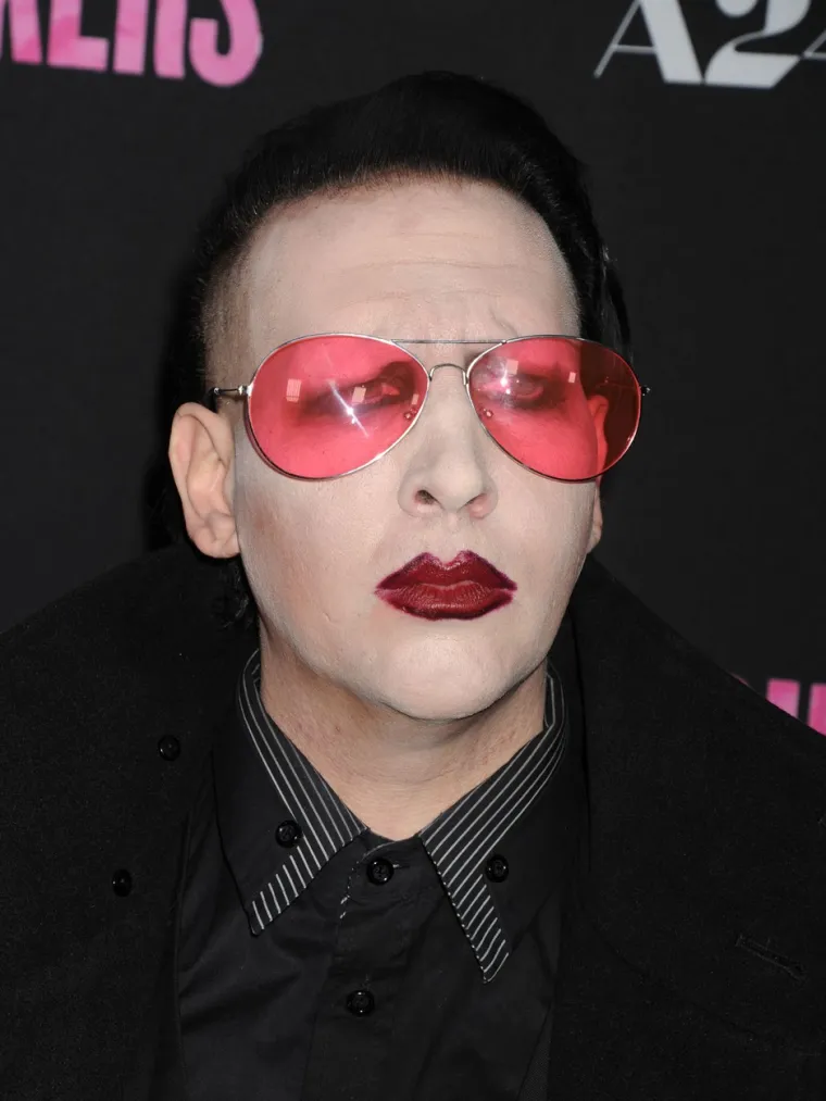 Naime, glumica, koja je tada imala samo 19 godina, otkrila je da su je na snimanju &quot;hranili&quot; apsintom do te mjere da je jedva bila svjesna da prigovori kad je Manson imao seks s njom pred kamerom. Manson je odbacio optužbe. &quot;Nije ništa kao što sam mislila da će biti&quot;, kaže Wood u dokumentarcu.