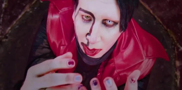 Naime, Marylin Manson 2017. godine je šokirao obožavatelje spotom za pjesmu &quot;Kill4me&quot;, drugu pjesmu s novog albuma &quot;Heaven Upside Down&quot;. I u njemu se, kao i u spotu za prvu pjesmu &quot;Say10&quot;, pojavljuje glazbenikov bliski prijatelj Johnny Depp. Na početku videa stoji upozorenje da sadržaj nije primjeren za djecu, a evo i zašto. U spotu je scena u kojoj se Depp valja po krevetu i promatra tri djevojke koje se polako skidaju, a na kraju svi zajedno, uključujući Marilyna Mansona, završe u vrućem klinču.