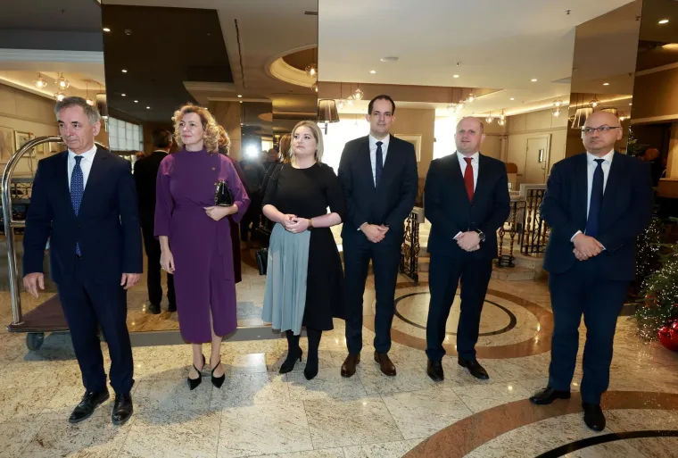 Dačić stigao u Zagreb, tu je i Plenković, evo tko je sve na božićnom domjenku SNV-a