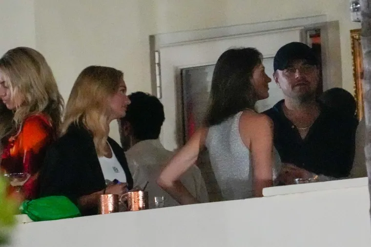 Leonardo Di Caprio također je bio okružen ljepoticama, a dobar dio večer proveo je uz Rebeccu Donaldson i Liliju Weddell 