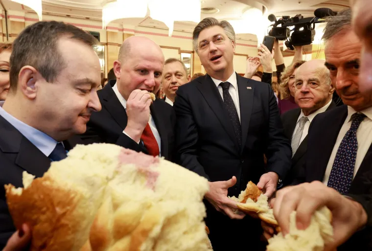 “Hrvatska je bila žrtva agresije Miloševićevog režima i ta činjenica živi s nama, živi s obiteljima nestalih, s vojnicima, braniteljima, civilima. To je naslijeđe teško”, kazao je među ostalim Plenković i dodao je da se pomirenje mora temeljiti na činjenicama i istini te je najavio da će Vlada činiti sve da se pronađu nestali, ali i da se grade mostovi solidarnosti.