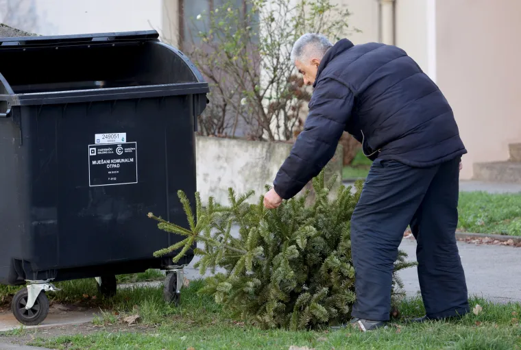 Kraj božićnog ugođaja: Raskićena drvca odbačena kraj kontejnera, uskoro kreće besplatan odvoz