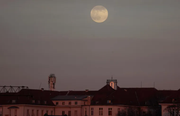 Prvi puni mjesec ove godine obasjao nebo: Pogledajte prekrasne prizore