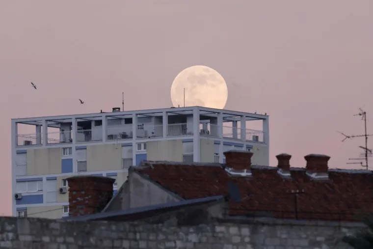 Prvi puni mjesec ove godine obasjao nebo: Pogledajte prekrasne prizore