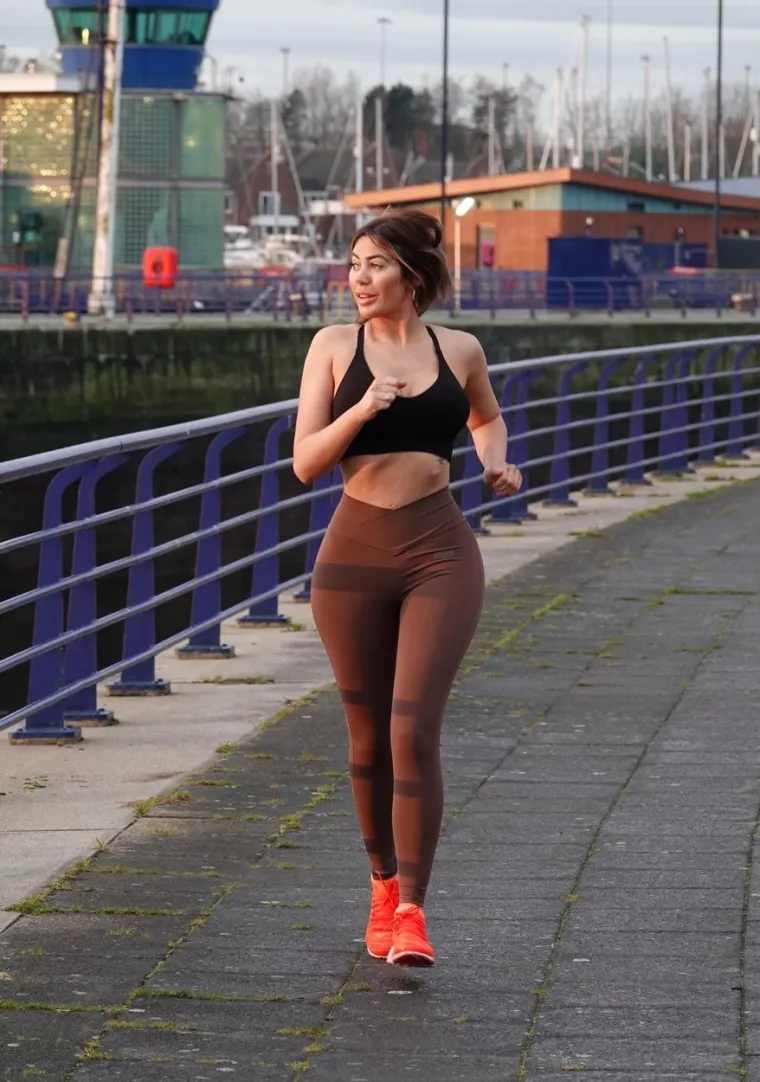 Zvijezda koja voli samo zabavu utegla se u topić i tajice pa se bacila na trčanje: Nestašne bujne grudi zadavale su joj prave muke