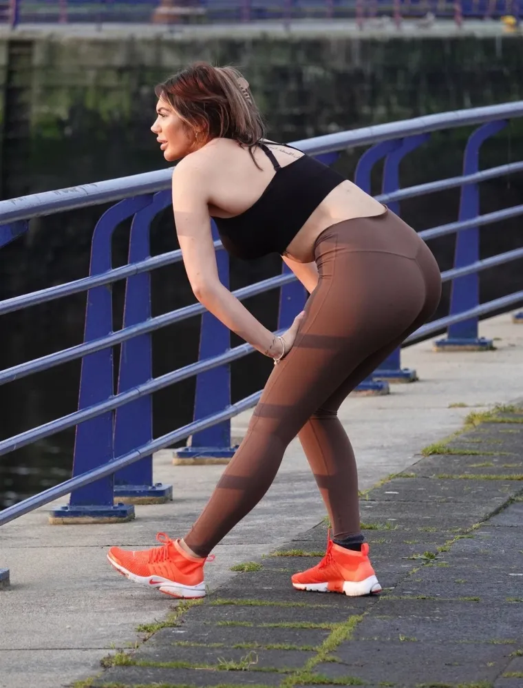 Zvijezda koja voli samo zabavu utegla se u topić i tajice pa se bacila na trčanje: Nestašne bujne grudi zadavale su joj prave muke