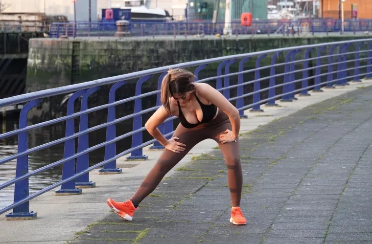 Zvijezda koja voli samo zabavu utegla se u topić i tajice pa se bacila na trčanje: Nestašne bujne grudi zadavale su joj prave muke