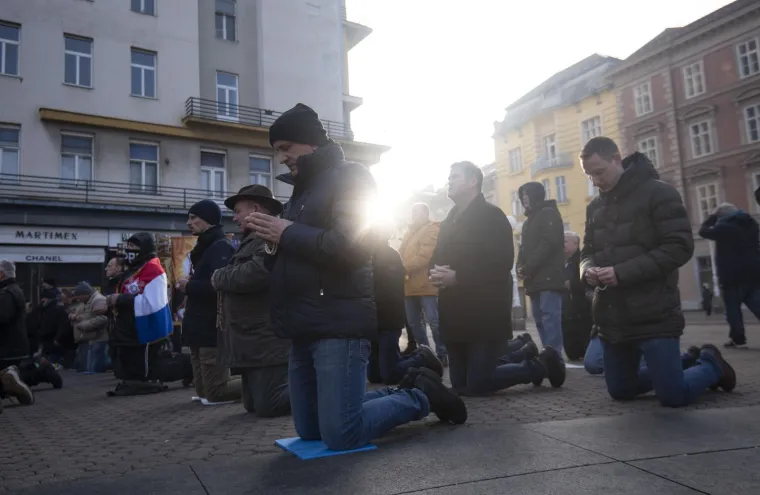 Muškarci klečali u srcu Zagreba: Mole se da budu glavne face u obitelji, za predbračnu čistoću i čednost u odijevanju
