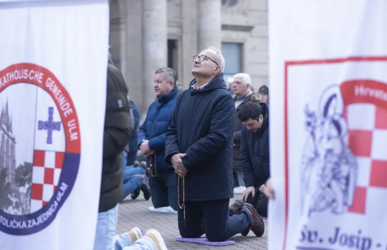 Muškarci klečali u srcu Zagreba: Mole se da budu glavne face u obitelji, za predbračnu čistoću i čednost u odijevanju