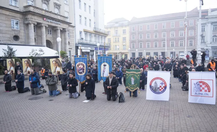 Mu&scaron;karci klečali u srcu Zagreba: Mole se da budu glavne face u obitelji, za predbračnu čistoću i čednost u odijevanju