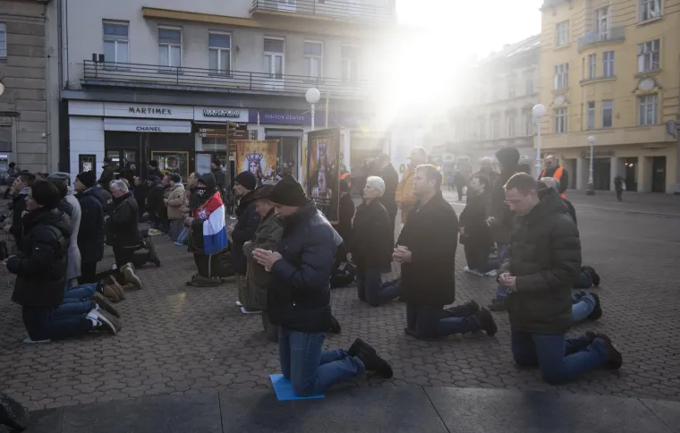 Mu&scaron;karci ponovno klečali u centru Zagreba i molili krunicu