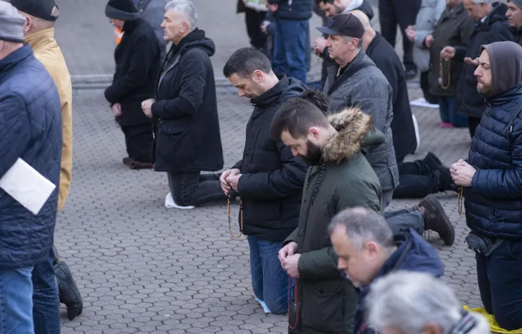 Mu&scaron;karci ponovno klečali u centru Zagreba i molili krunicu