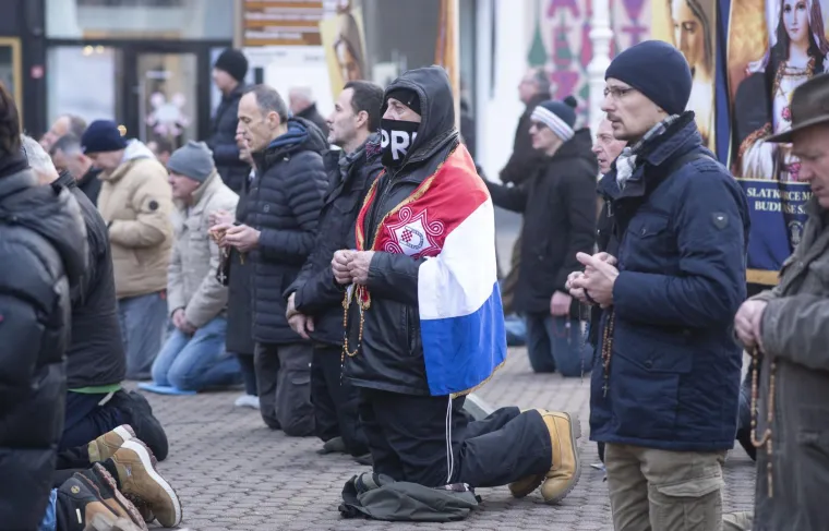 Mu&scaron;karci ponovno klečali u centru Zagreba i molili krunicu