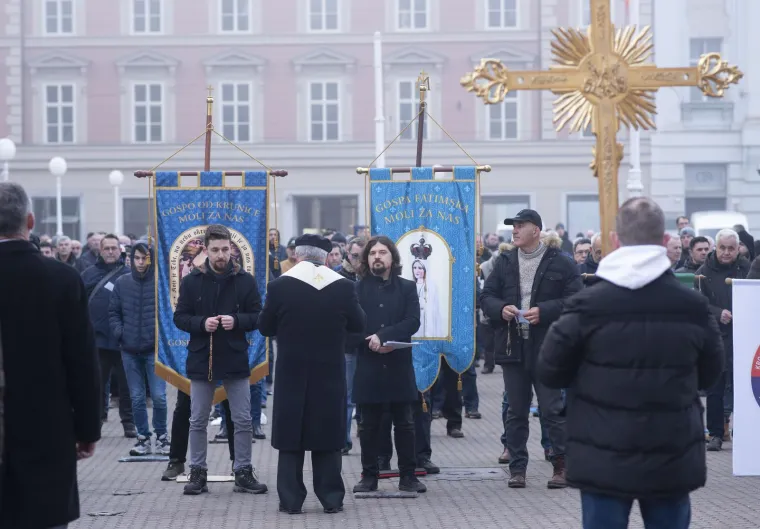 Mu&scaron;karci ponovno klečali u centru Zagreba i molili krunicu