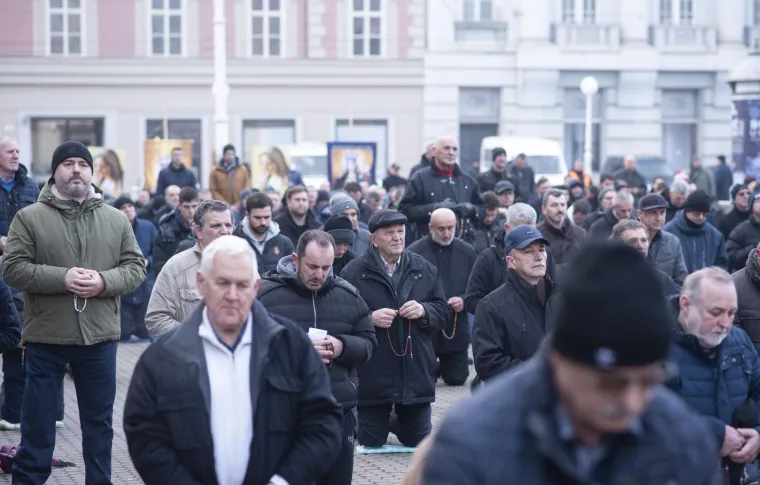 Mu&scaron;karci ponovno klečali u centru Zagreba i molili krunicu