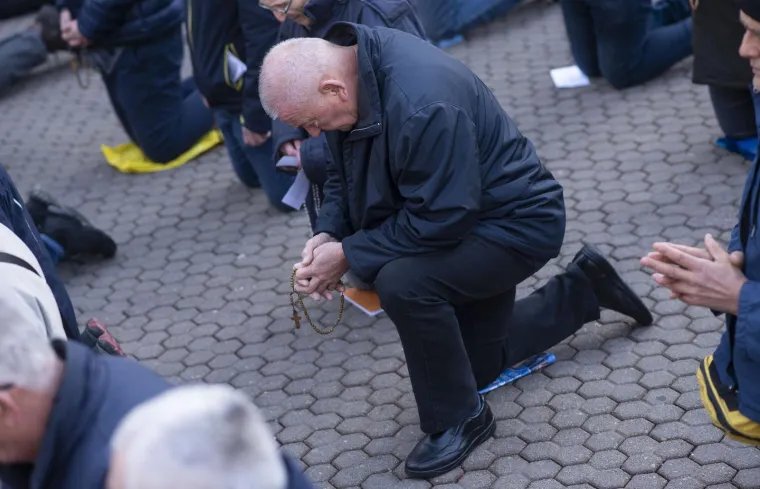 Mu&scaron;karci ponovno klečali u centru Zagreba i molili krunicu