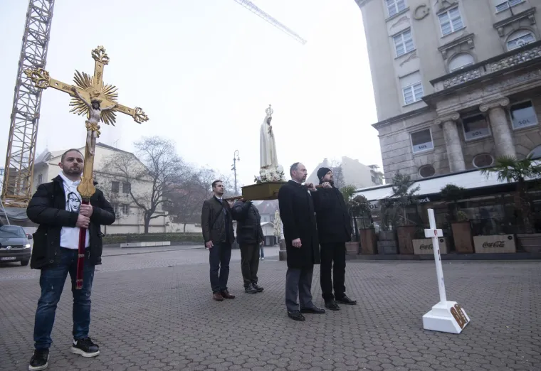 Mu&scaron;karci ponovno klečali u centru Zagreba i molili krunicu