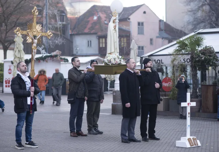Mu&scaron;karci ponovno klečali u centru Zagreba i molili krunicu