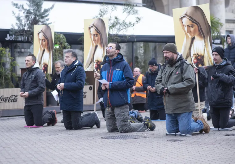 Mu&scaron;karci ponovno klečali u centru Zagreba i molili krunicu