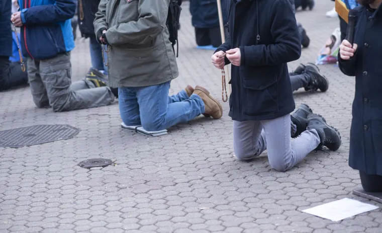 Mu&scaron;karci ponovno klečali u centru Zagreba i molili krunicu