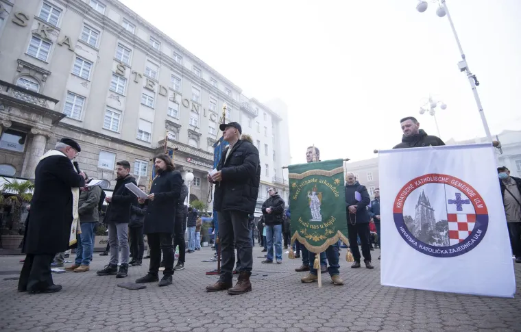 Mu&scaron;karci ponovno klečali u centru Zagreba i molili krunicu
