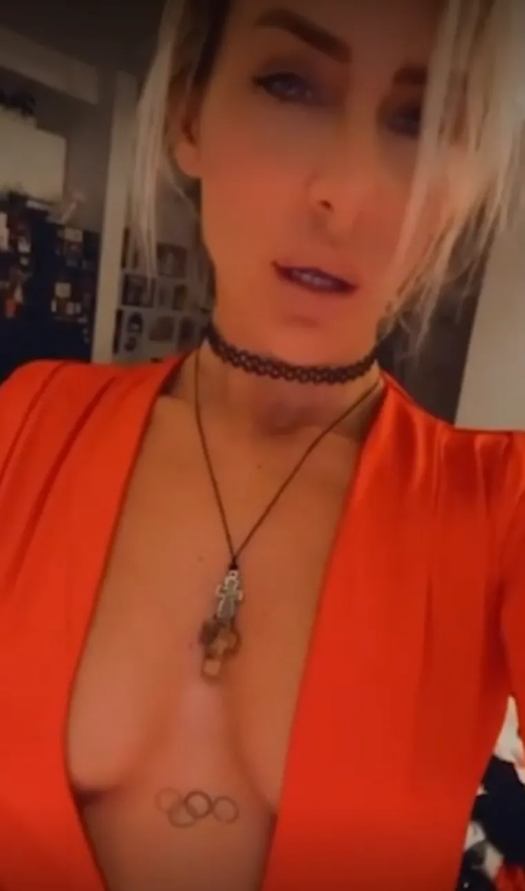 Milica Dabović izbacila duboki dekolte na kojem visi nekoliko križeva i čestitala Božić: 'Zar se trebam zamotati jer je blagdan?'