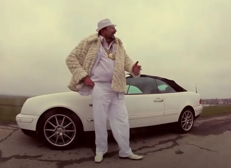 Pjevač srpskog benda Pero Defformero u videospotu &quot;Gastarbajter&quot;.