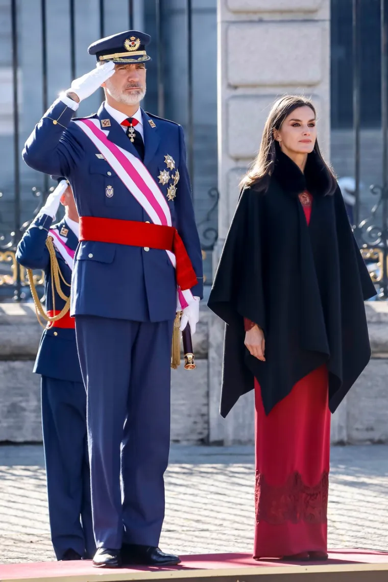 Španjolska kraljica Letizia zasjenila sve na vojnoj paradi u Madridu: Pogledajte tko se cijelo vrijeme nije odvajao od nje