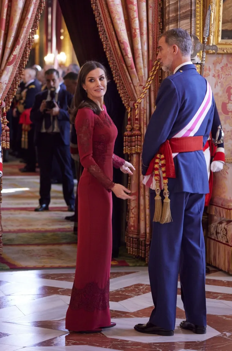 Španjolska kraljica Letizia zasjenila sve na vojnoj paradi u Madridu: Pogledajte tko se cijelo vrijeme nije odvajao od nje