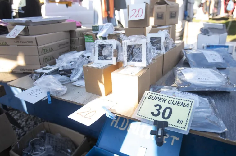 Hrvati navalili na najpoznatiji zagrebački sajam. Plaća se u eurima, a na akciji je sve: Od kobasica, pa do bicikla i '&scaron;tikli za koke'