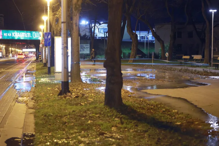 U Savskoj se voda izlila iz magistralnog voda, a na križanju Koranske i Koturaške puknuo lokalni vodovod